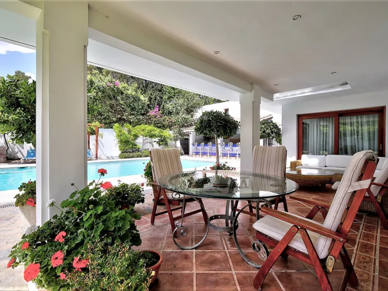 SPECTACULAR VILLA IN ONE OF THE BEST AREAS OF ESTEPONA BETWEEN VILLACANA AND COSTALITA, ONE STEP FROM THE BEACH.