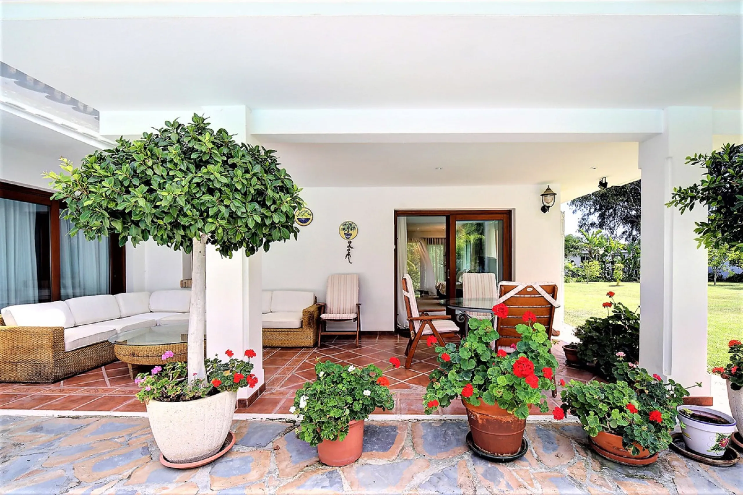 SPECTACULAR VILLA IN ONE OF THE BEST AREAS OF ESTEPONA BETWEEN VILLACANA AND COSTALITA, ONE STEP FROM THE BEACH.