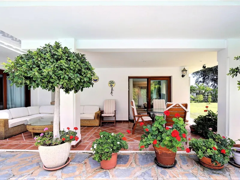 SPECTACULAR VILLA IN ONE OF THE BEST AREAS OF ESTEPONA BETWEEN VILLACANA AND COSTALITA, ONE STEP FROM THE BEACH.
