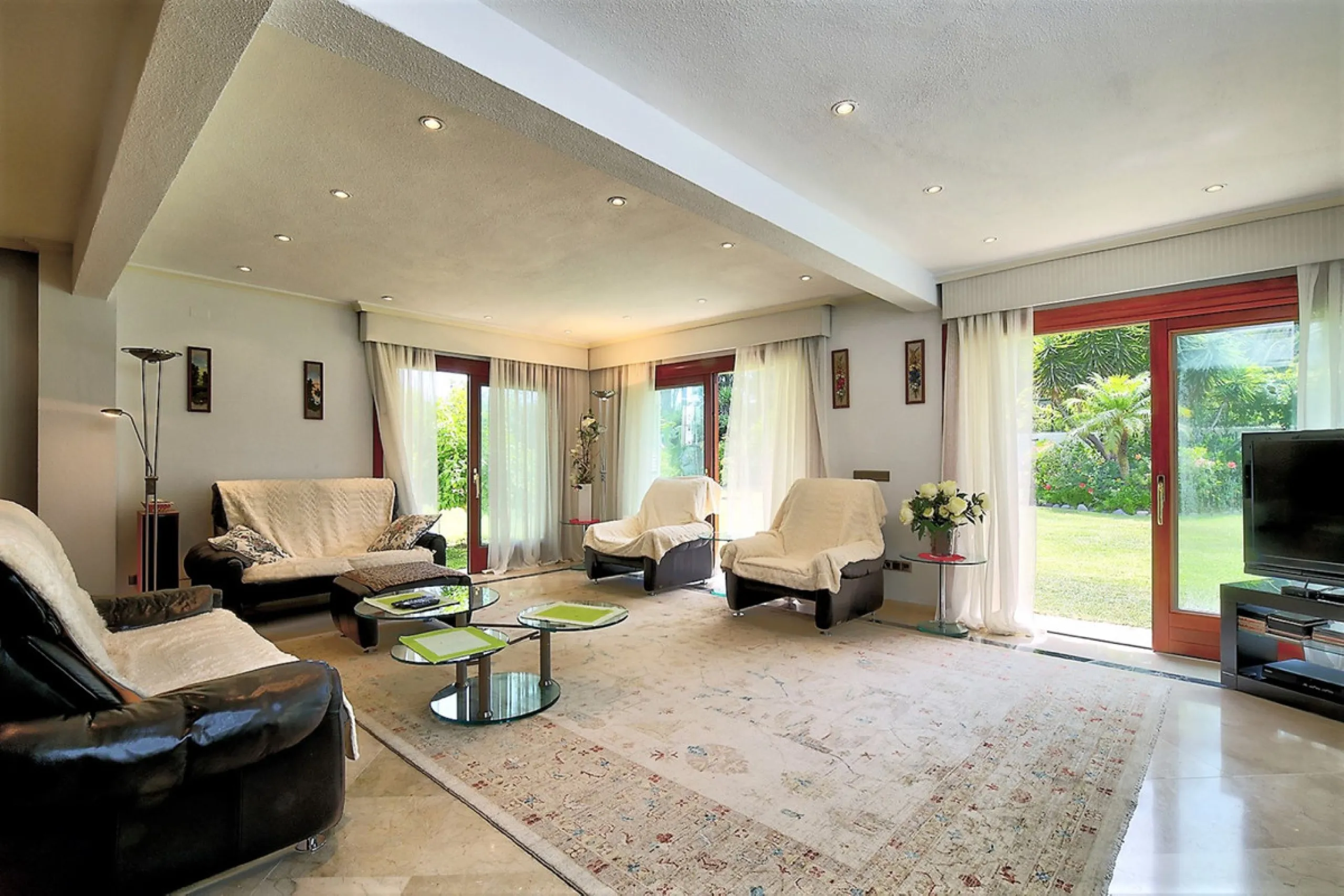 SPECTACULAR VILLA IN ONE OF THE BEST AREAS OF ESTEPONA BETWEEN VILLACANA AND COSTALITA, ONE STEP FROM THE BEACH.