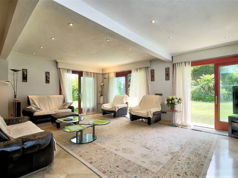 SPECTACULAR VILLA IN ONE OF THE BEST AREAS OF ESTEPONA BETWEEN VILLACANA AND COSTALITA, ONE STEP FROM THE BEACH.