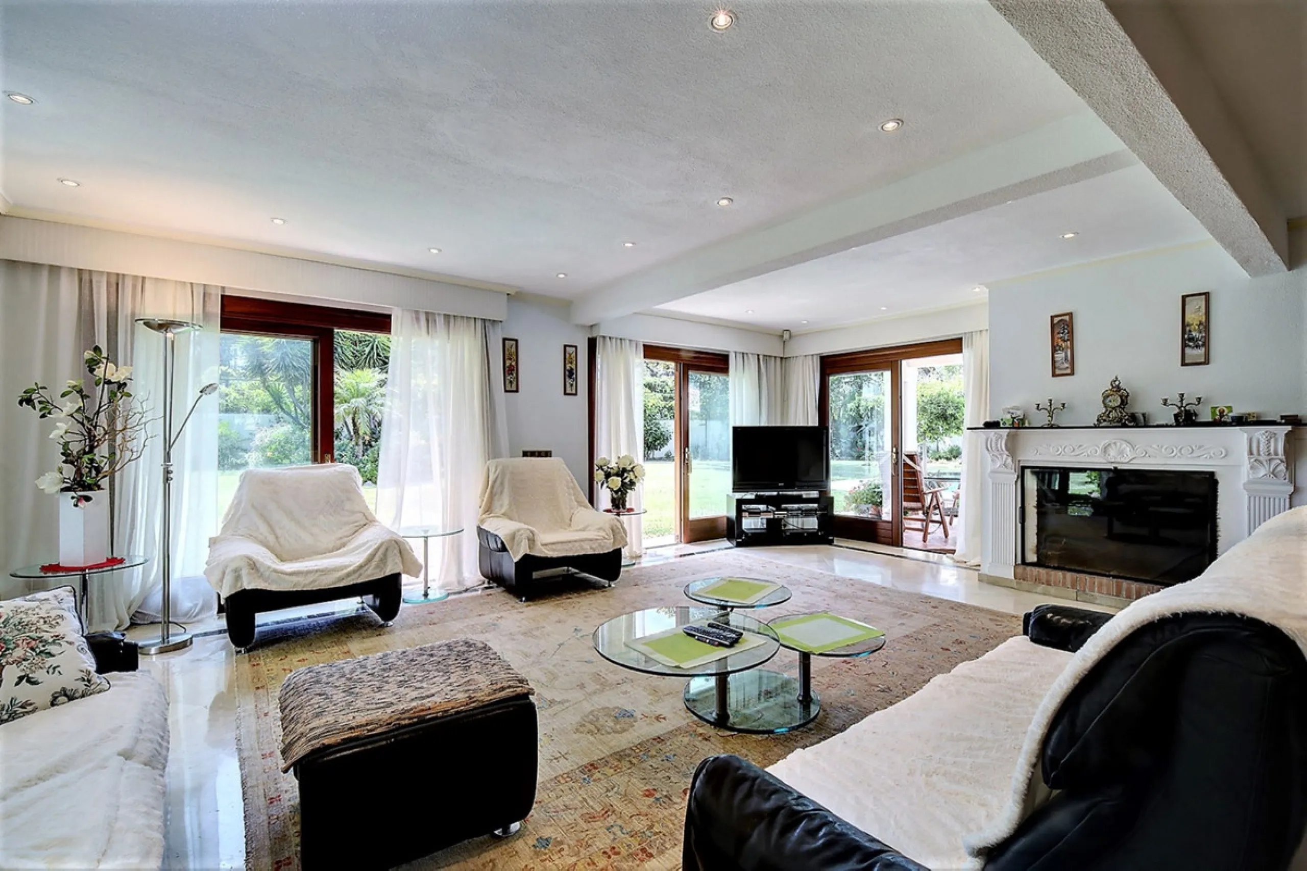 SPECTACULAR VILLA IN ONE OF THE BEST AREAS OF ESTEPONA BETWEEN VILLACANA AND COSTALITA, ONE STEP FROM THE BEACH.