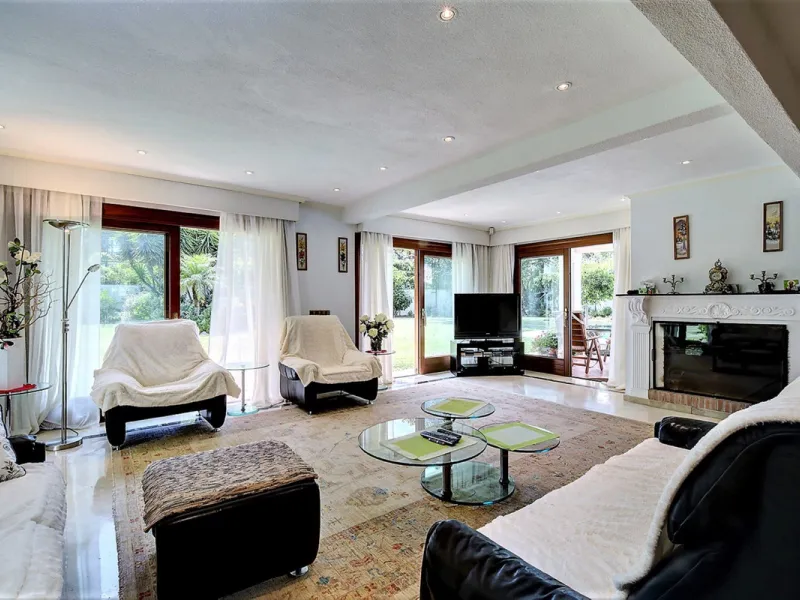 SPECTACULAR VILLA IN ONE OF THE BEST AREAS OF ESTEPONA BETWEEN VILLACANA AND COSTALITA, ONE STEP FROM THE BEACH.