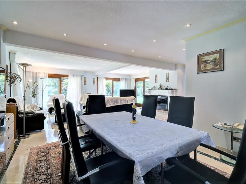 SPECTACULAR VILLA IN ONE OF THE BEST AREAS OF ESTEPONA BETWEEN VILLACANA AND COSTALITA, ONE STEP FROM THE BEACH.