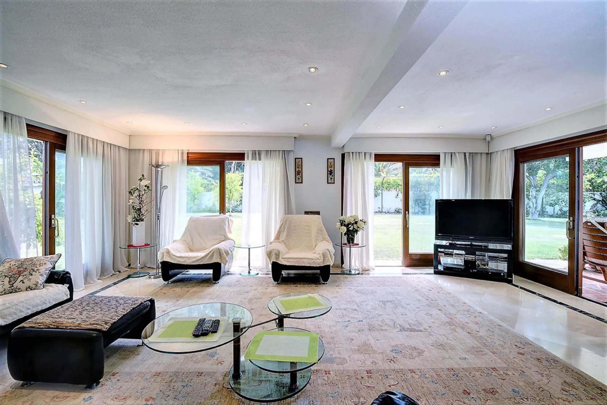 SPECTACULAR VILLA IN ONE OF THE BEST AREAS OF ESTEPONA BETWEEN VILLACANA AND COSTALITA, ONE STEP FROM THE BEACH.