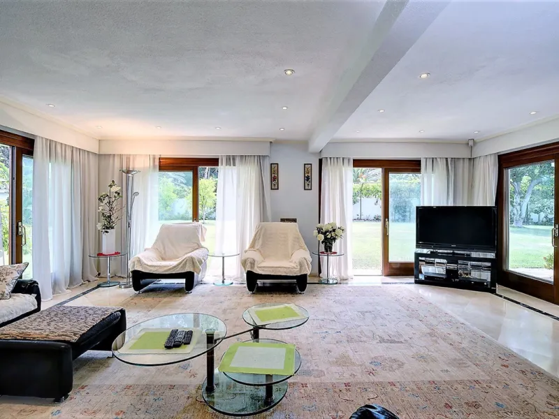 SPECTACULAR VILLA IN ONE OF THE BEST AREAS OF ESTEPONA BETWEEN VILLACANA AND COSTALITA, ONE STEP FROM THE BEACH.