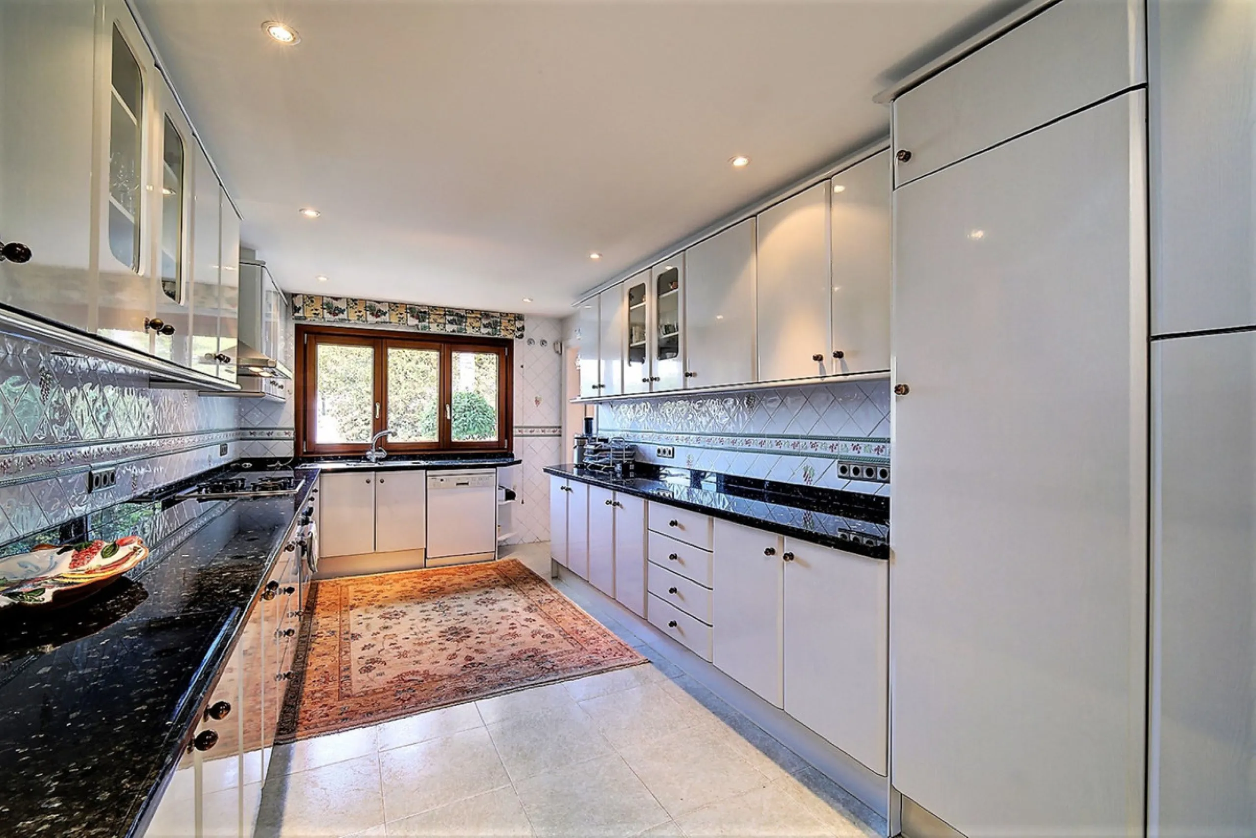 SPECTACULAR VILLA IN ONE OF THE BEST AREAS OF ESTEPONA BETWEEN VILLACANA AND COSTALITA, ONE STEP FROM THE BEACH.