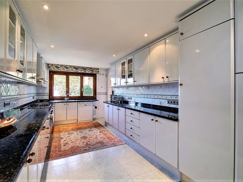 SPECTACULAR VILLA IN ONE OF THE BEST AREAS OF ESTEPONA BETWEEN VILLACANA AND COSTALITA, ONE STEP FROM THE BEACH.