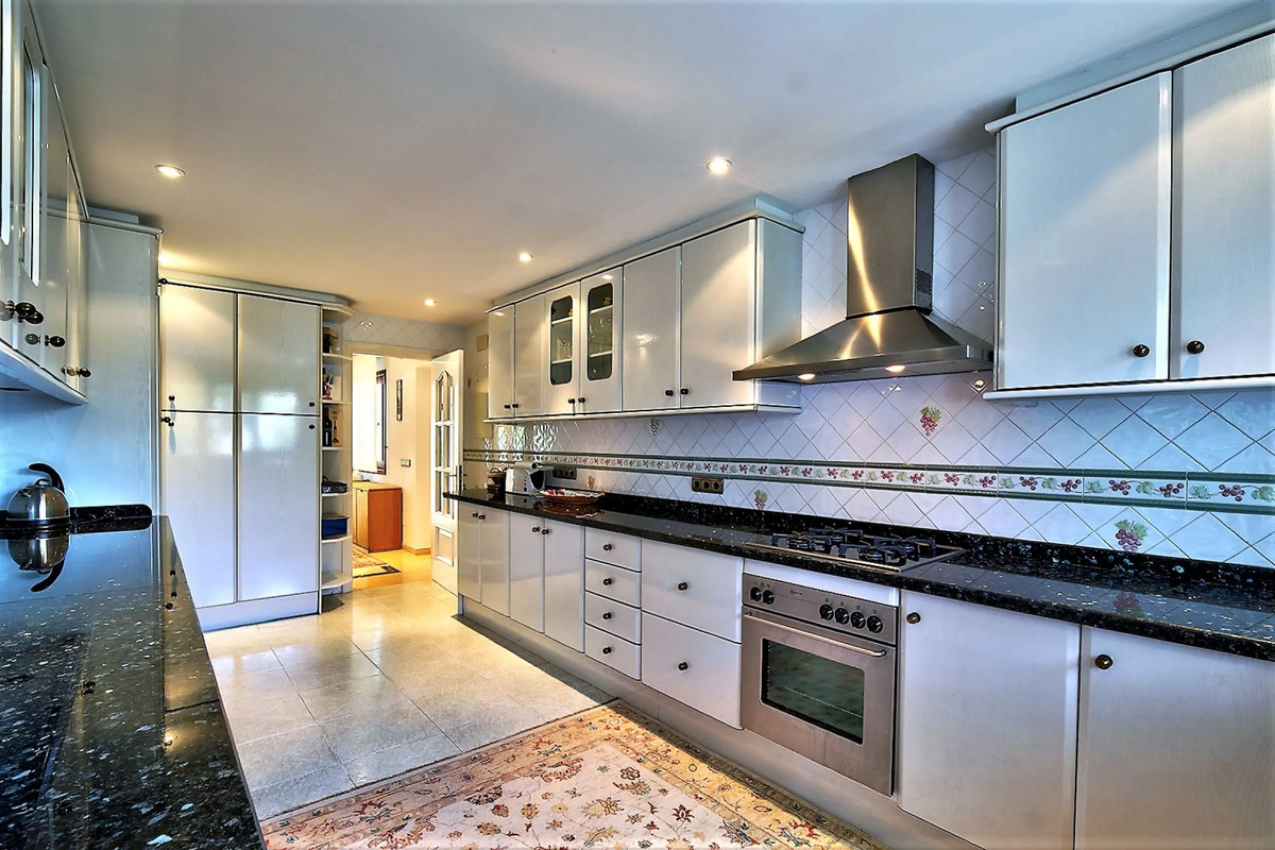 SPECTACULAR VILLA IN ONE OF THE BEST AREAS OF ESTEPONA BETWEEN VILLACANA AND COSTALITA, ONE STEP FROM THE BEACH.