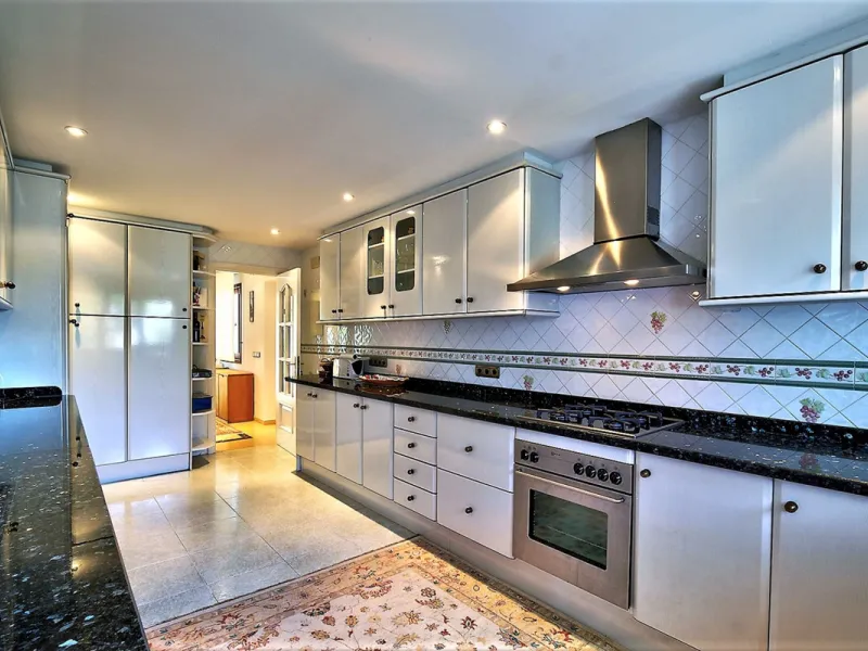 SPECTACULAR VILLA IN ONE OF THE BEST AREAS OF ESTEPONA BETWEEN VILLACANA AND COSTALITA, ONE STEP FROM THE BEACH.