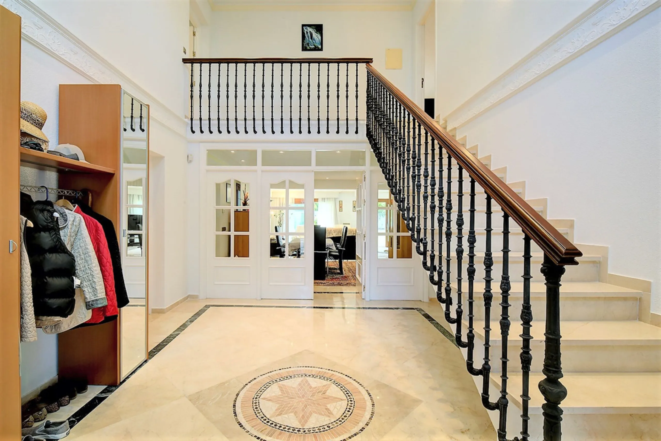 SPECTACULAR VILLA IN ONE OF THE BEST AREAS OF ESTEPONA BETWEEN VILLACANA AND COSTALITA, ONE STEP FROM THE BEACH.