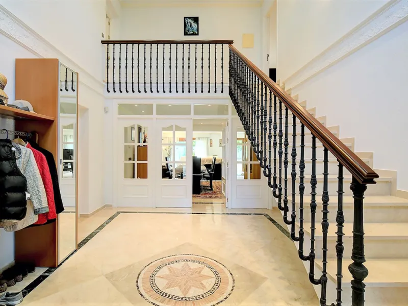 SPECTACULAR VILLA IN ONE OF THE BEST AREAS OF ESTEPONA BETWEEN VILLACANA AND COSTALITA, ONE STEP FROM THE BEACH.