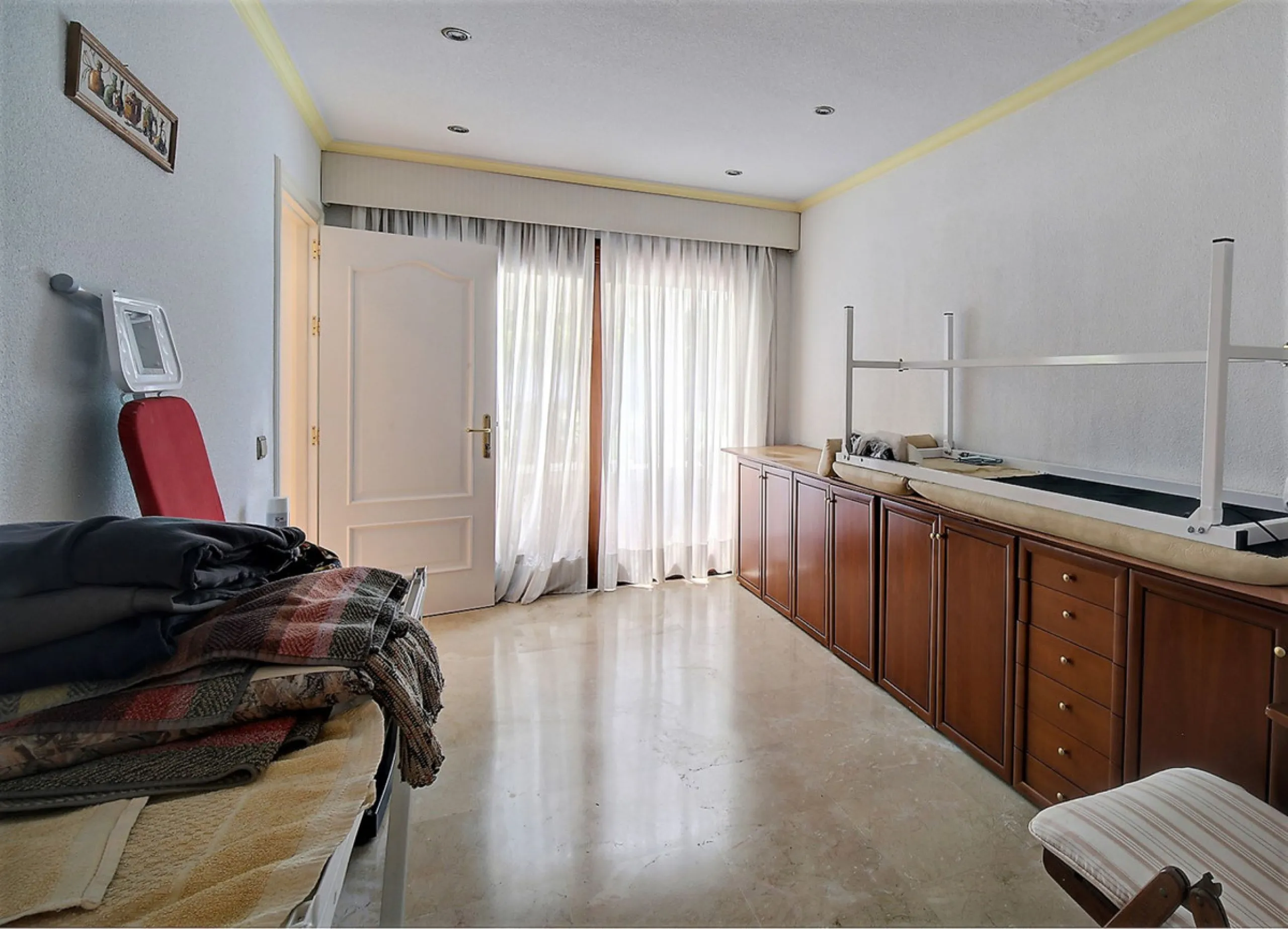 SPECTACULAR VILLA IN ONE OF THE BEST AREAS OF ESTEPONA BETWEEN VILLACANA AND COSTALITA, ONE STEP FROM THE BEACH.
