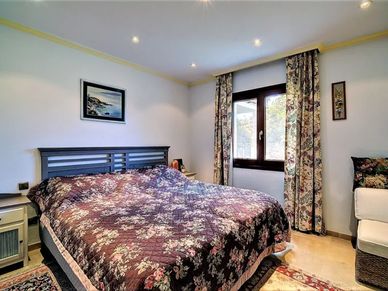 SPECTACULAR VILLA IN ONE OF THE BEST AREAS OF ESTEPONA BETWEEN VILLACANA AND COSTALITA, ONE STEP FROM THE BEACH.