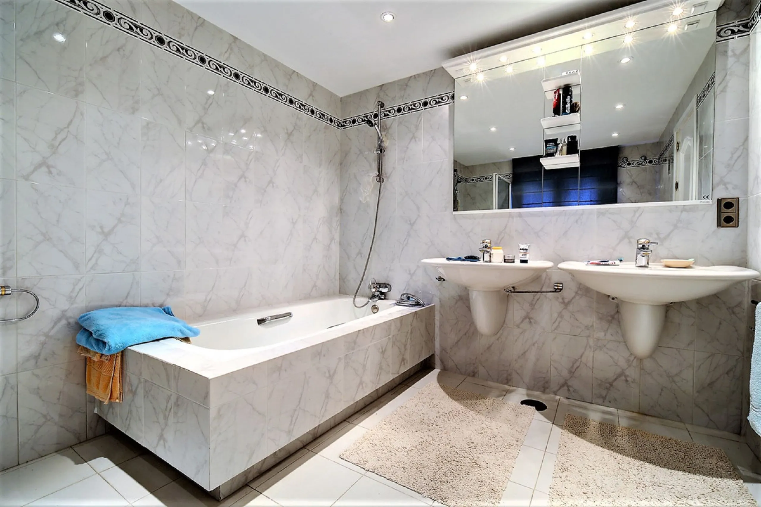 SPECTACULAR VILLA IN ONE OF THE BEST AREAS OF ESTEPONA BETWEEN VILLACANA AND COSTALITA, ONE STEP FROM THE BEACH.