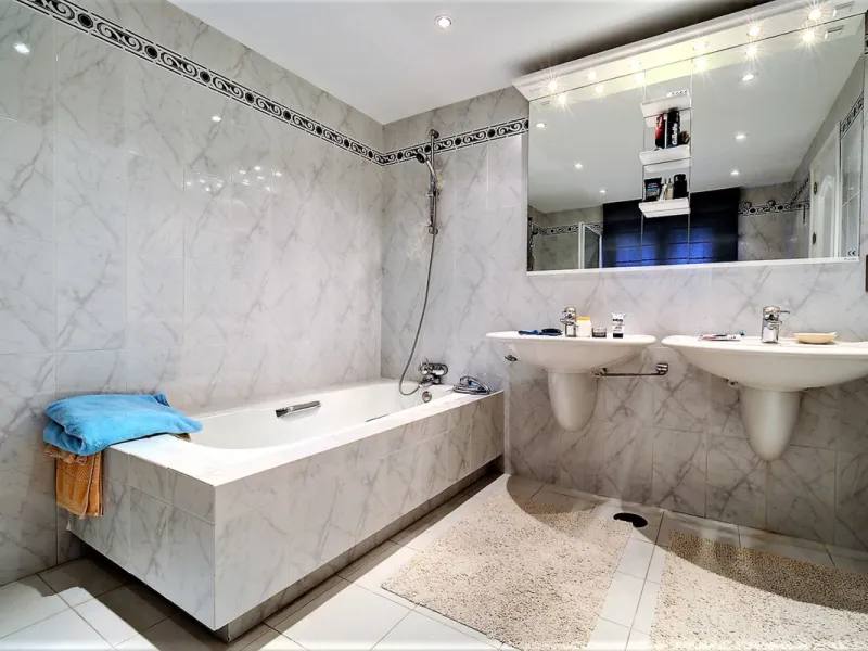 SPECTACULAR VILLA IN ONE OF THE BEST AREAS OF ESTEPONA BETWEEN VILLACANA AND COSTALITA, ONE STEP FROM THE BEACH.