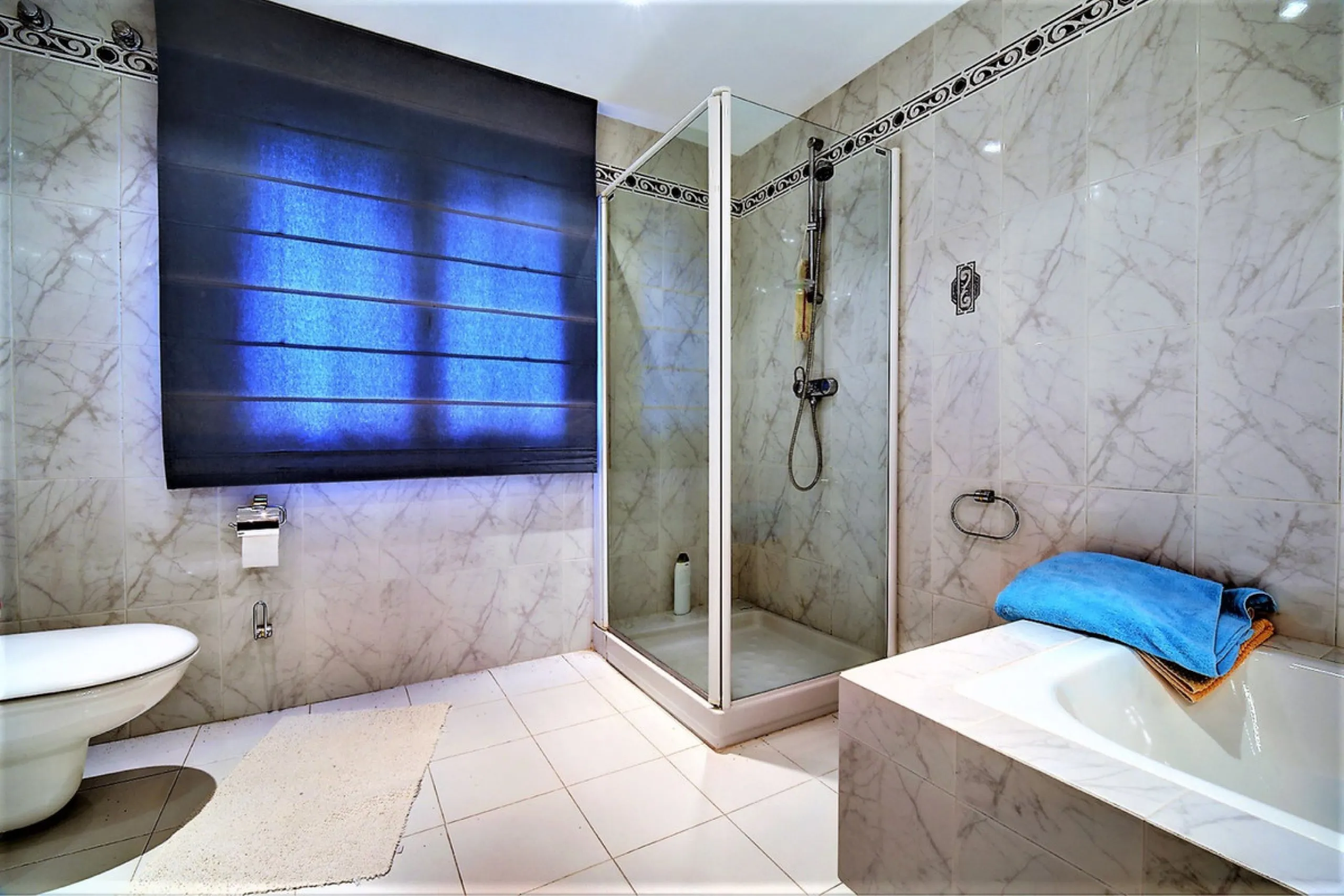 SPECTACULAR VILLA IN ONE OF THE BEST AREAS OF ESTEPONA BETWEEN VILLACANA AND COSTALITA, ONE STEP FROM THE BEACH.