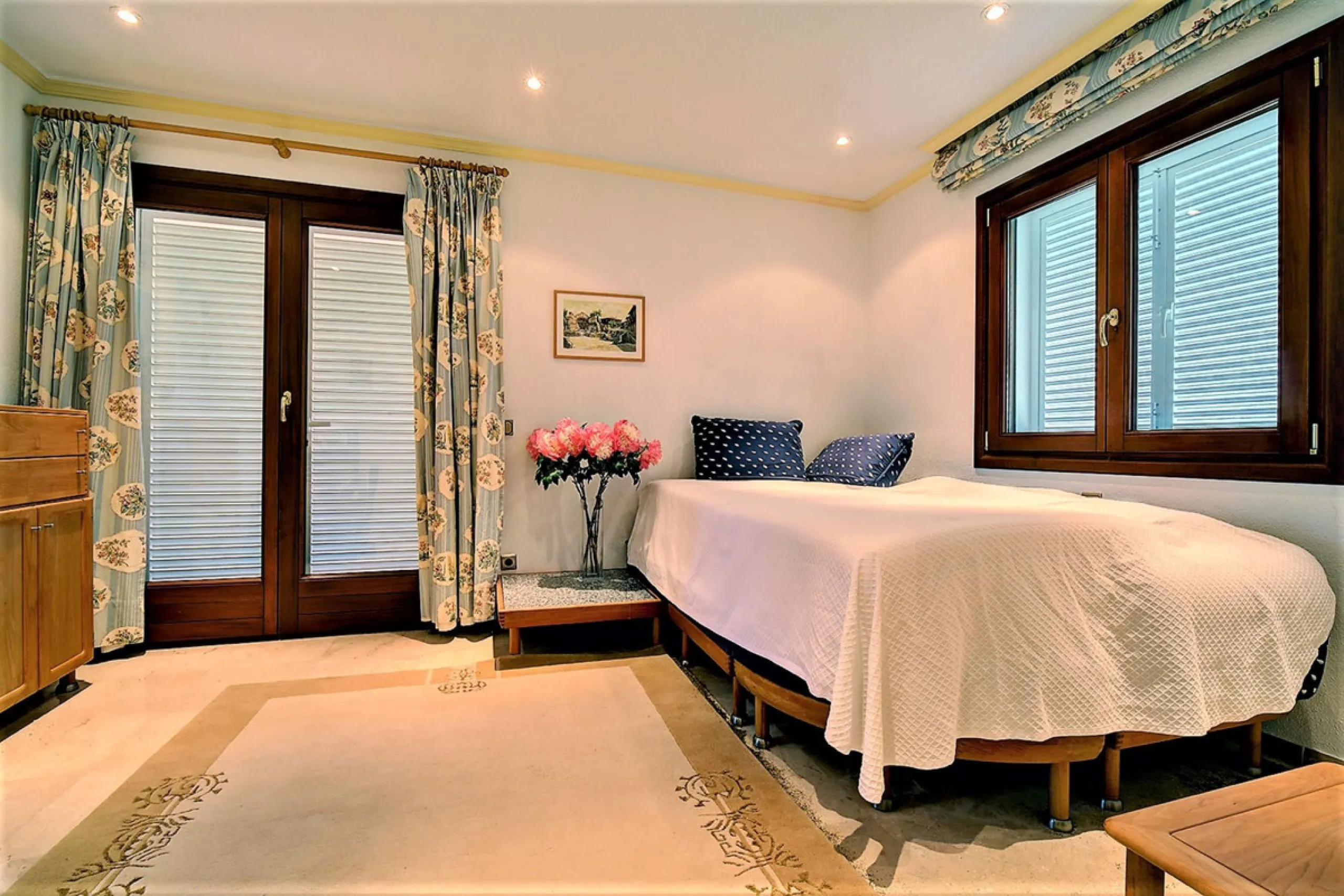 SPECTACULAR VILLA IN ONE OF THE BEST AREAS OF ESTEPONA BETWEEN VILLACANA AND COSTALITA, ONE STEP FROM THE BEACH.