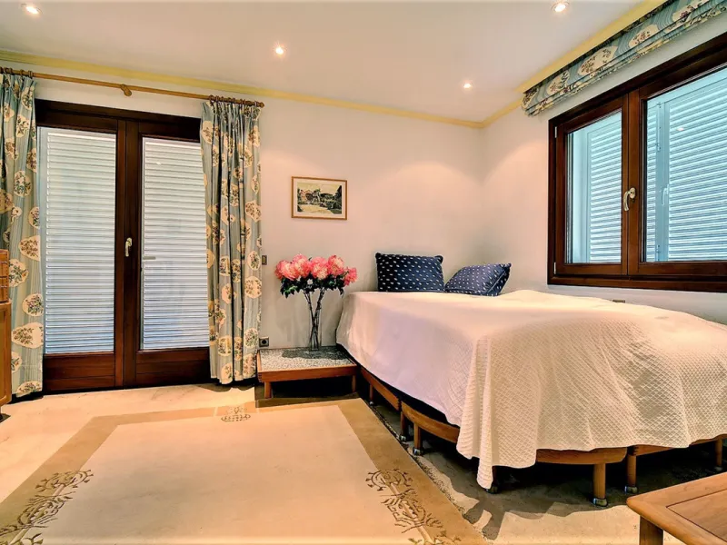 SPECTACULAR VILLA IN ONE OF THE BEST AREAS OF ESTEPONA BETWEEN VILLACANA AND COSTALITA, ONE STEP FROM THE BEACH.