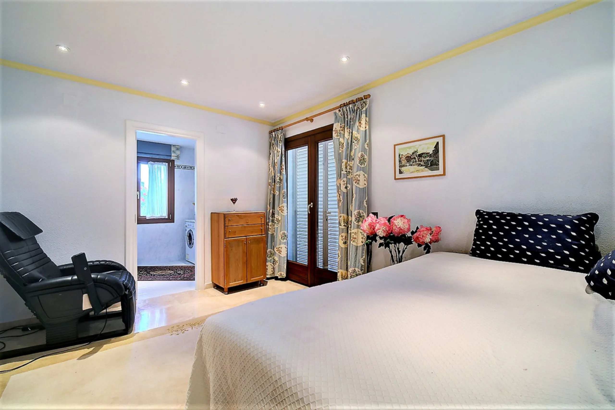 SPECTACULAR VILLA IN ONE OF THE BEST AREAS OF ESTEPONA BETWEEN VILLACANA AND COSTALITA, ONE STEP FROM THE BEACH.