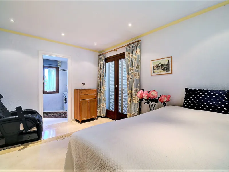 SPECTACULAR VILLA IN ONE OF THE BEST AREAS OF ESTEPONA BETWEEN VILLACANA AND COSTALITA, ONE STEP FROM THE BEACH.