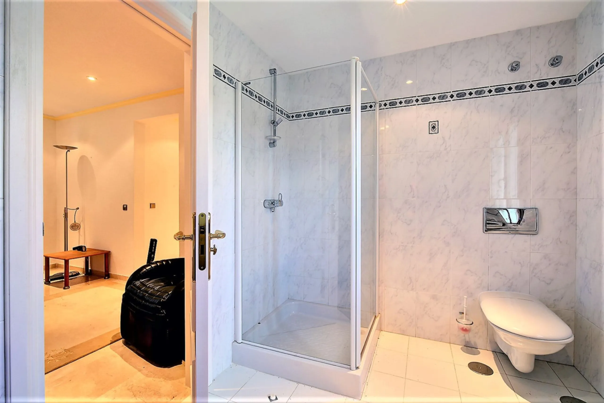 SPECTACULAR VILLA IN ONE OF THE BEST AREAS OF ESTEPONA BETWEEN VILLACANA AND COSTALITA, ONE STEP FROM THE BEACH.