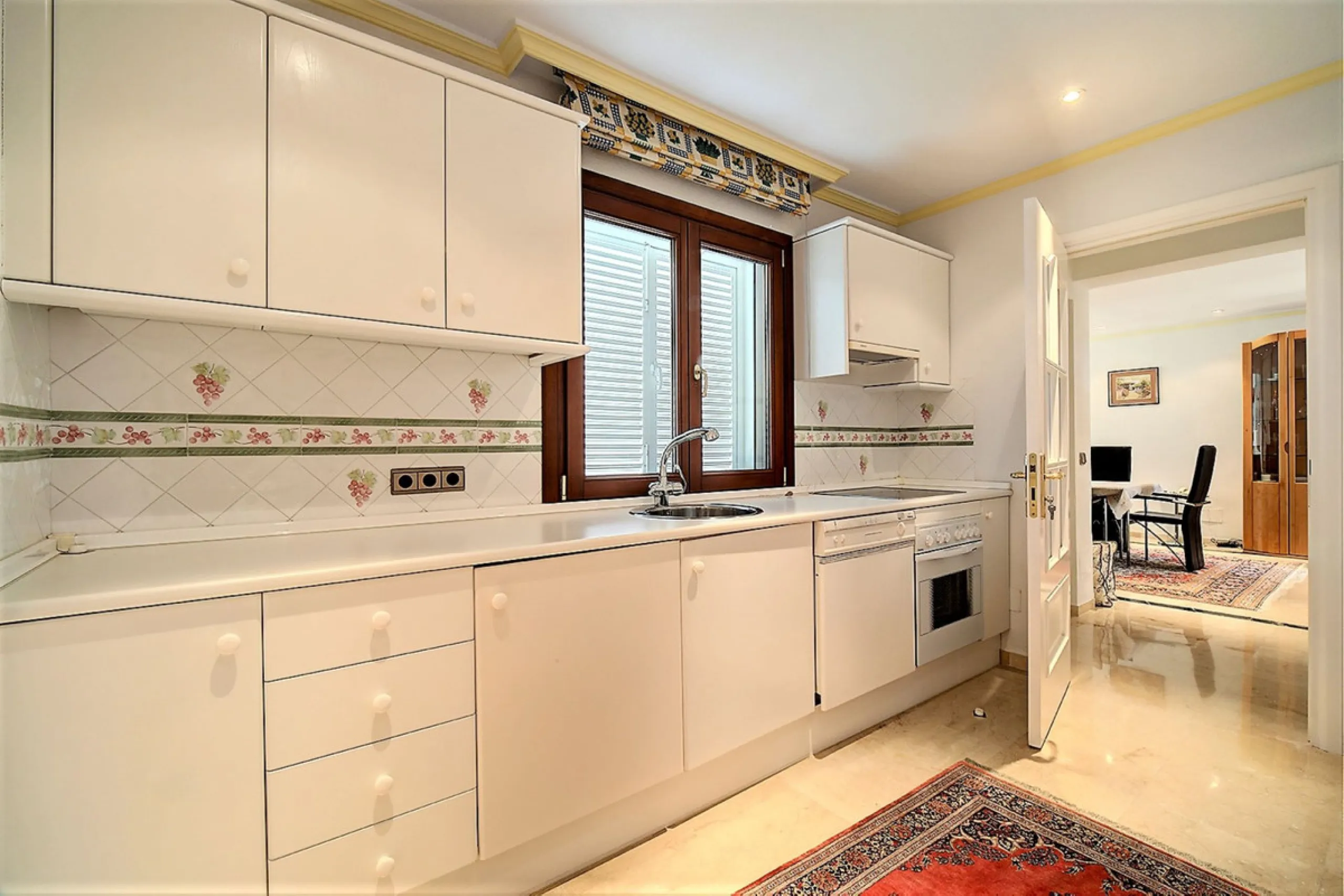 SPECTACULAR VILLA IN ONE OF THE BEST AREAS OF ESTEPONA BETWEEN VILLACANA AND COSTALITA, ONE STEP FROM THE BEACH.
