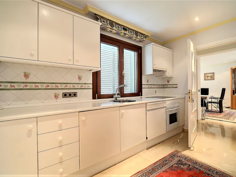 SPECTACULAR VILLA IN ONE OF THE BEST AREAS OF ESTEPONA BETWEEN VILLACANA AND COSTALITA, ONE STEP FROM THE BEACH.