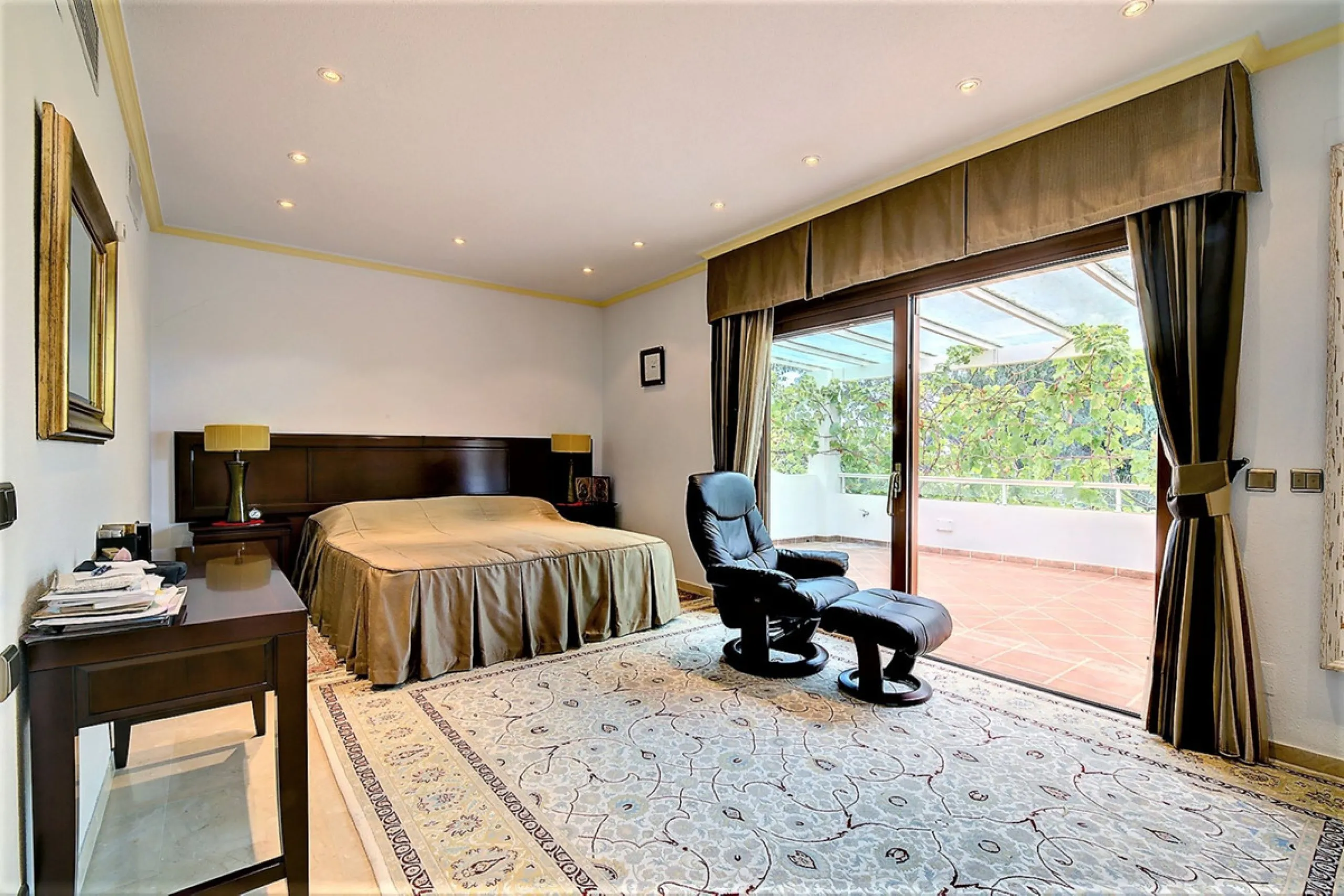 SPECTACULAR VILLA IN ONE OF THE BEST AREAS OF ESTEPONA BETWEEN VILLACANA AND COSTALITA, ONE STEP FROM THE BEACH.
