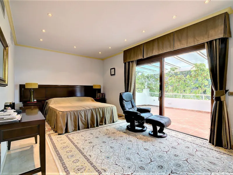 SPECTACULAR VILLA IN ONE OF THE BEST AREAS OF ESTEPONA BETWEEN VILLACANA AND COSTALITA, ONE STEP FROM THE BEACH.