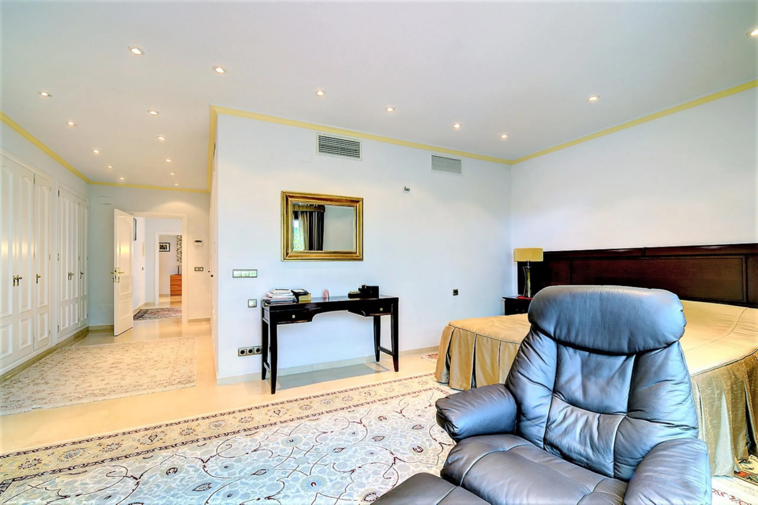 SPECTACULAR VILLA IN ONE OF THE BEST AREAS OF ESTEPONA BETWEEN VILLACANA AND COSTALITA, ONE STEP FROM THE BEACH.