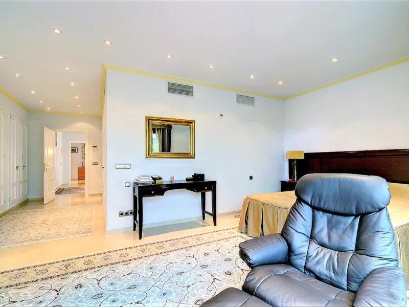 SPECTACULAR VILLA IN ONE OF THE BEST AREAS OF ESTEPONA BETWEEN VILLACANA AND COSTALITA, ONE STEP FROM THE BEACH.