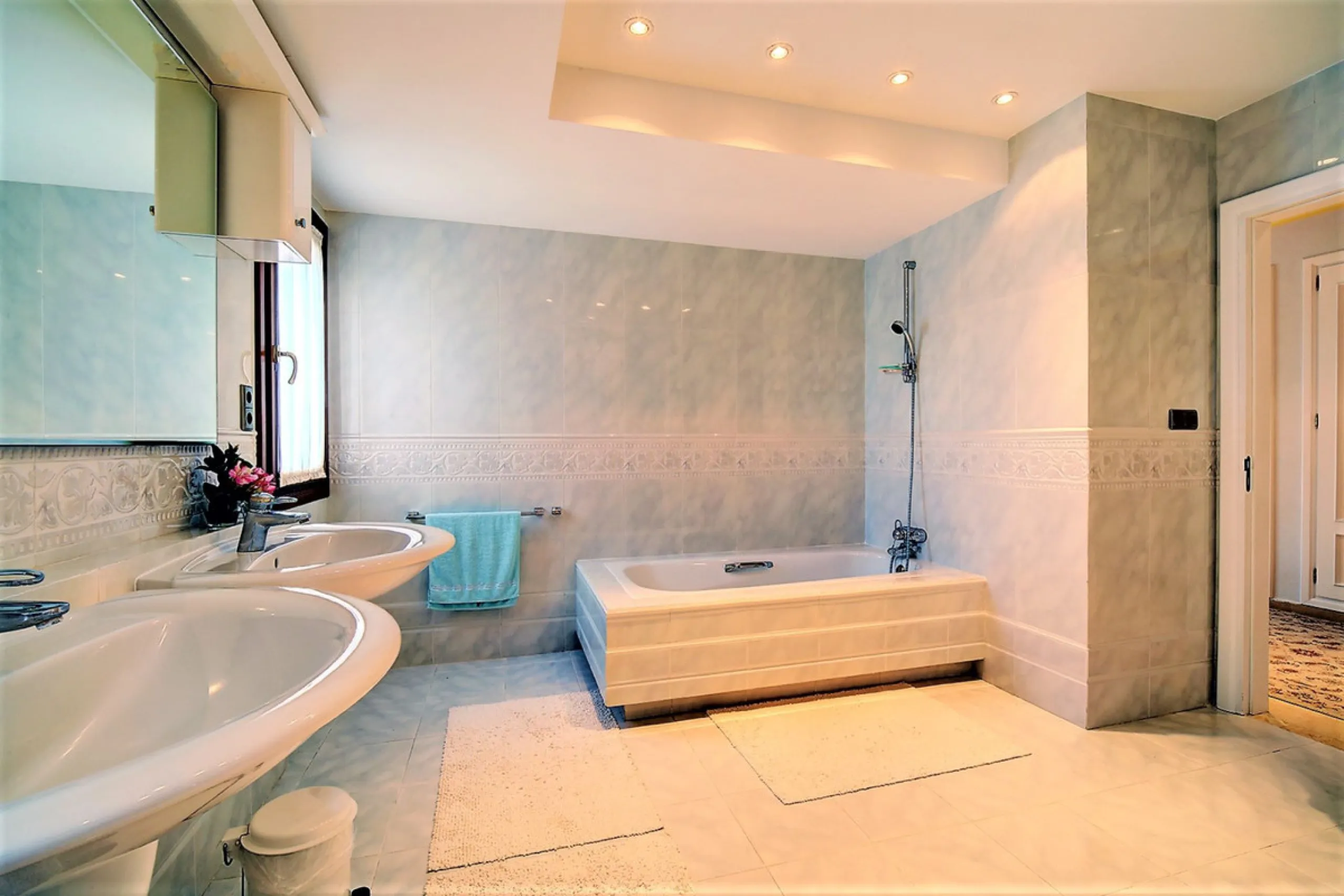 SPECTACULAR VILLA IN ONE OF THE BEST AREAS OF ESTEPONA BETWEEN VILLACANA AND COSTALITA, ONE STEP FROM THE BEACH.