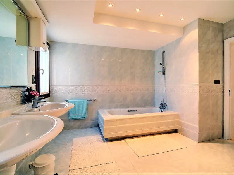 SPECTACULAR VILLA IN ONE OF THE BEST AREAS OF ESTEPONA BETWEEN VILLACANA AND COSTALITA, ONE STEP FROM THE BEACH.