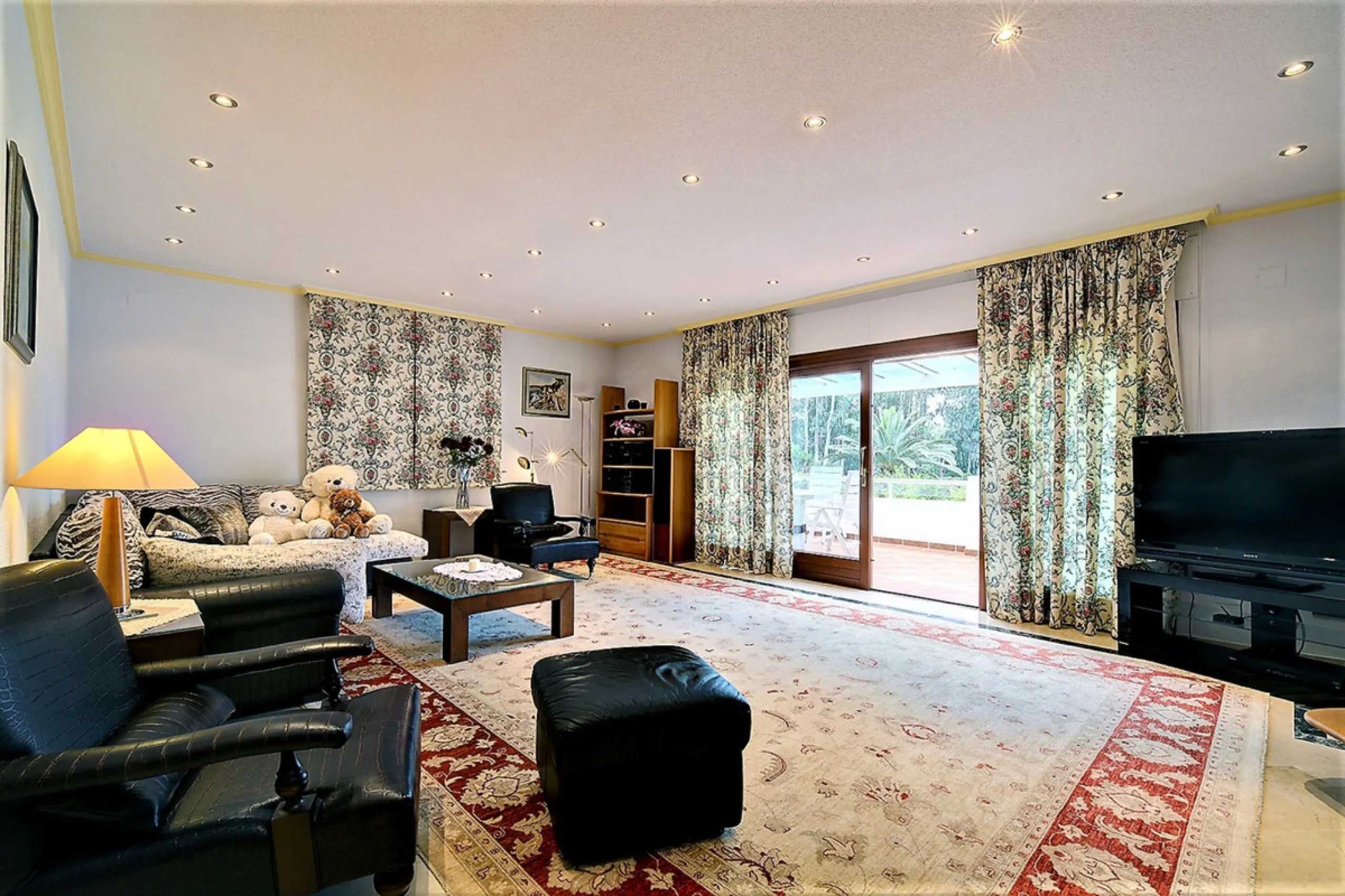 SPECTACULAR VILLA IN ONE OF THE BEST AREAS OF ESTEPONA BETWEEN VILLACANA AND COSTALITA, ONE STEP FROM THE BEACH.