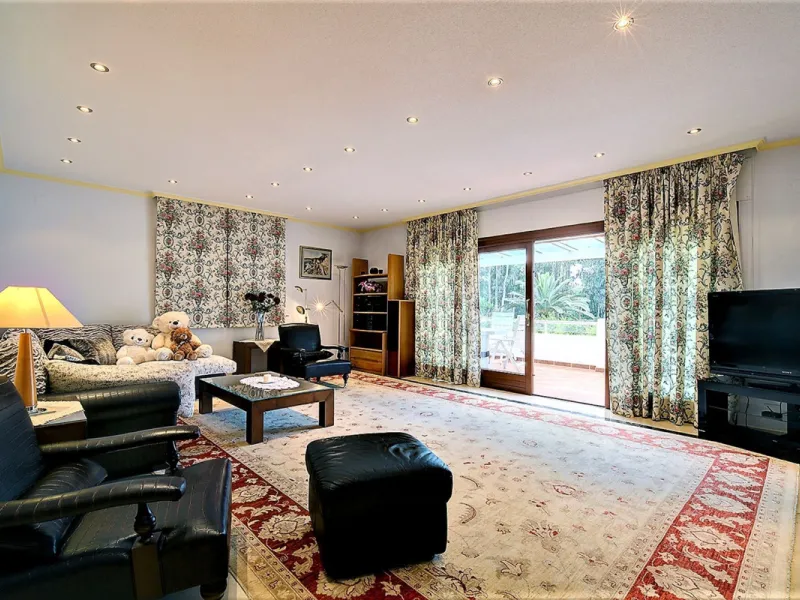 SPECTACULAR VILLA IN ONE OF THE BEST AREAS OF ESTEPONA BETWEEN VILLACANA AND COSTALITA, ONE STEP FROM THE BEACH.
