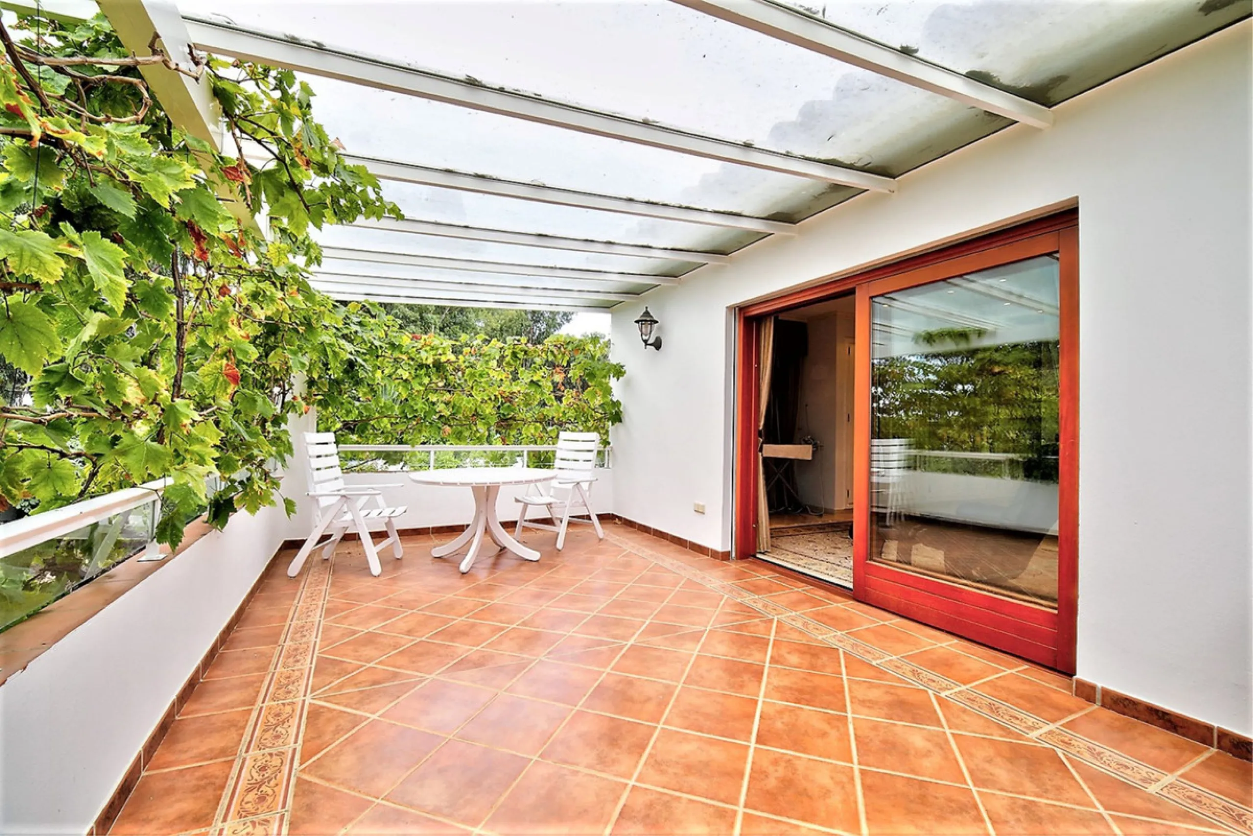 SPECTACULAR VILLA IN ONE OF THE BEST AREAS OF ESTEPONA BETWEEN VILLACANA AND COSTALITA, ONE STEP FROM THE BEACH.