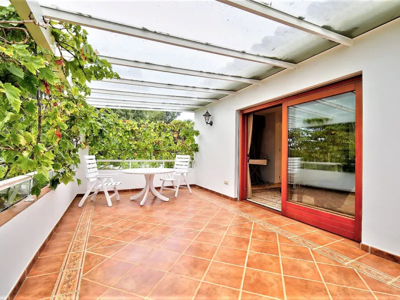SPECTACULAR VILLA IN ONE OF THE BEST AREAS OF ESTEPONA BETWEEN VILLACANA AND COSTALITA, ONE STEP FROM THE BEACH.