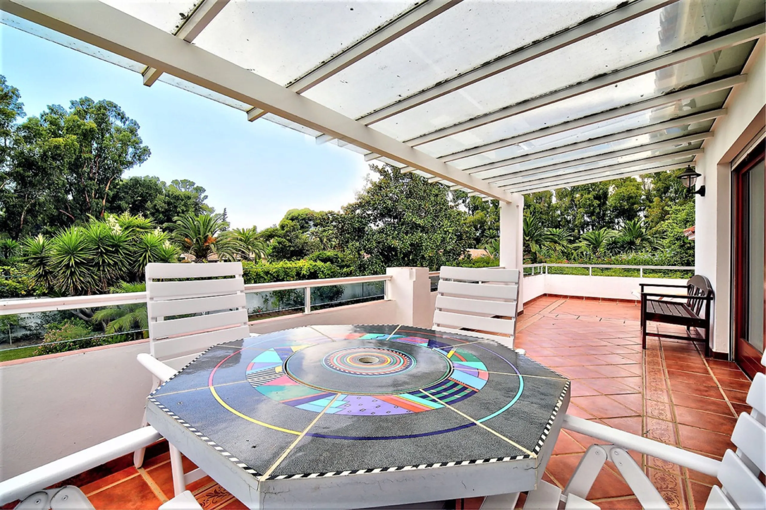 SPECTACULAR VILLA IN ONE OF THE BEST AREAS OF ESTEPONA BETWEEN VILLACANA AND COSTALITA, ONE STEP FROM THE BEACH.