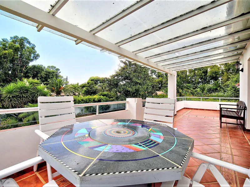 SPECTACULAR VILLA IN ONE OF THE BEST AREAS OF ESTEPONA BETWEEN VILLACANA AND COSTALITA, ONE STEP FROM THE BEACH.