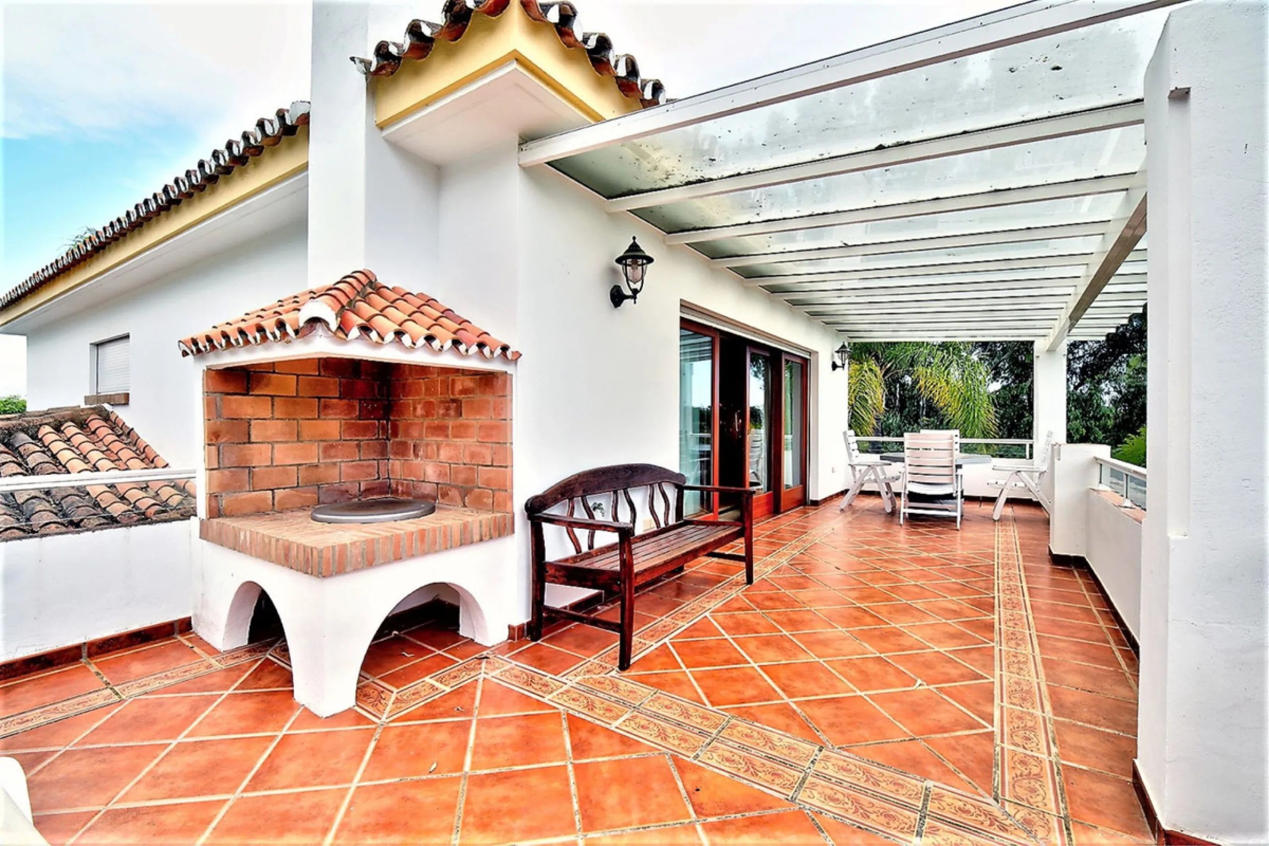 SPECTACULAR VILLA IN ONE OF THE BEST AREAS OF ESTEPONA BETWEEN VILLACANA AND COSTALITA, ONE STEP FROM THE BEACH.