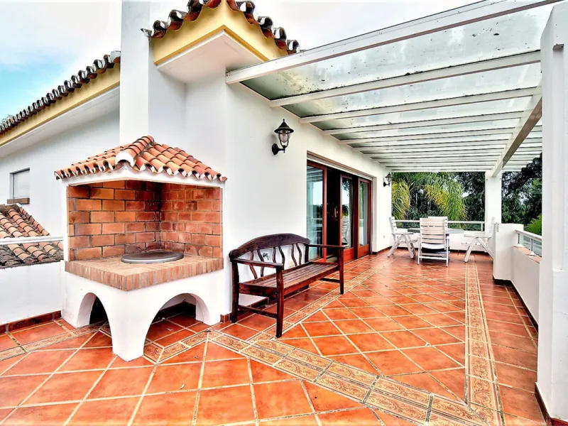 SPECTACULAR VILLA IN ONE OF THE BEST AREAS OF ESTEPONA BETWEEN VILLACANA AND COSTALITA, ONE STEP FROM THE BEACH.
