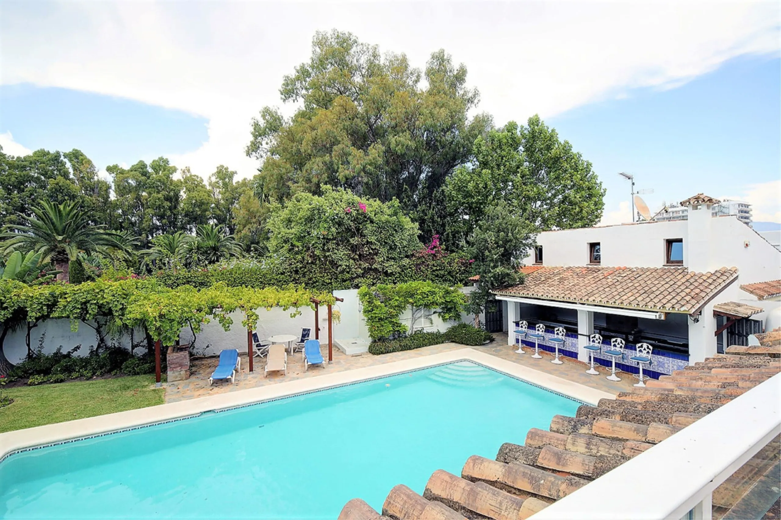 SPECTACULAR VILLA IN ONE OF THE BEST AREAS OF ESTEPONA BETWEEN VILLACANA AND COSTALITA, ONE STEP FROM THE BEACH.