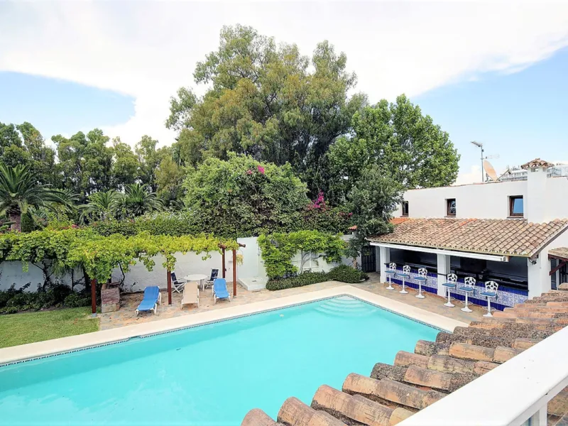 SPECTACULAR VILLA IN ONE OF THE BEST AREAS OF ESTEPONA BETWEEN VILLACANA AND COSTALITA, ONE STEP FROM THE BEACH.
