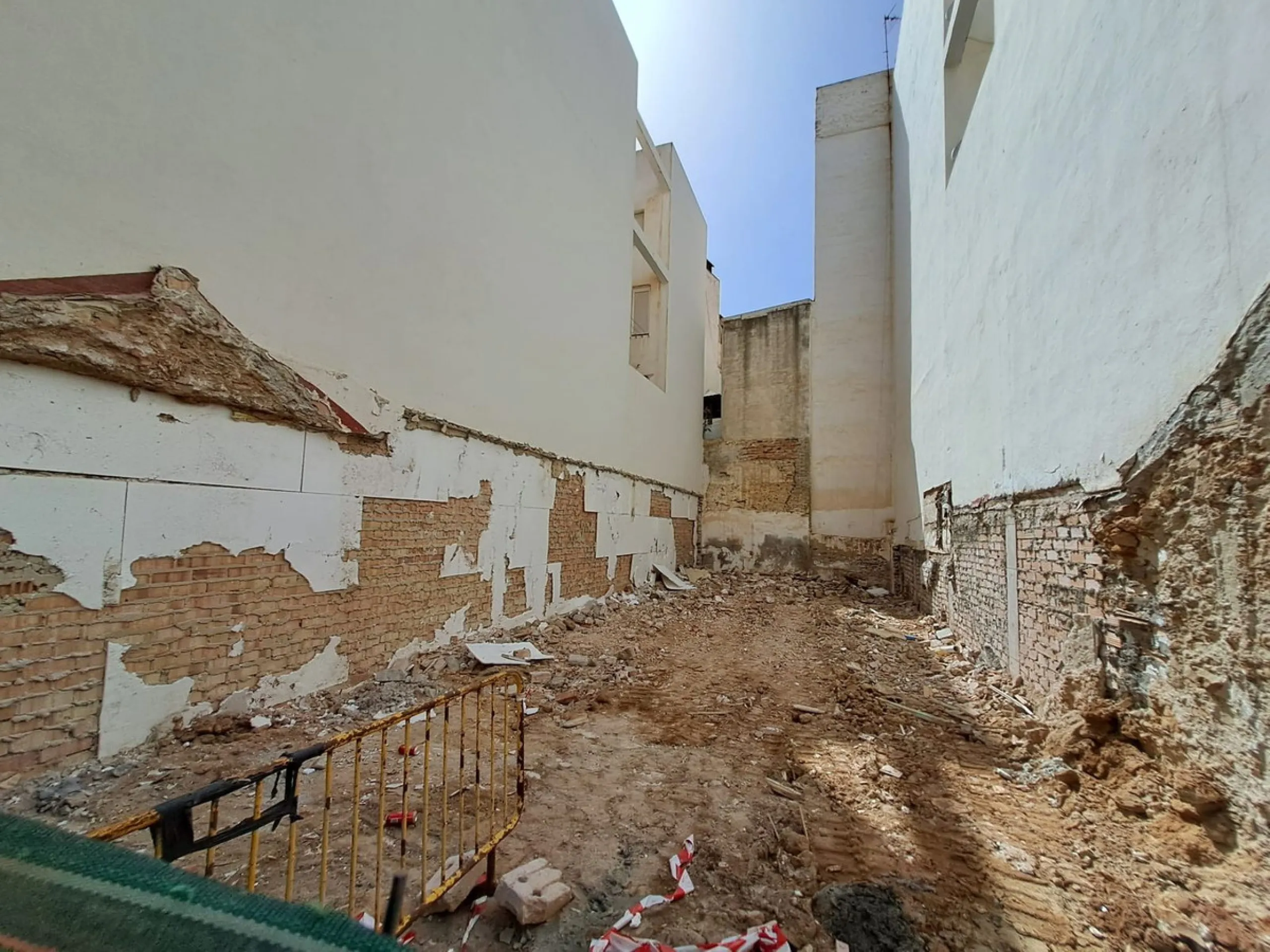 Turnkey building for sale, building licence already obtained, work ends in septiembre 2025. Located in an absolutely privileged area, second line beach in the well known Plaza Picasso. In the centre of Fuengirola next to the beach, ideal for investment. 4
