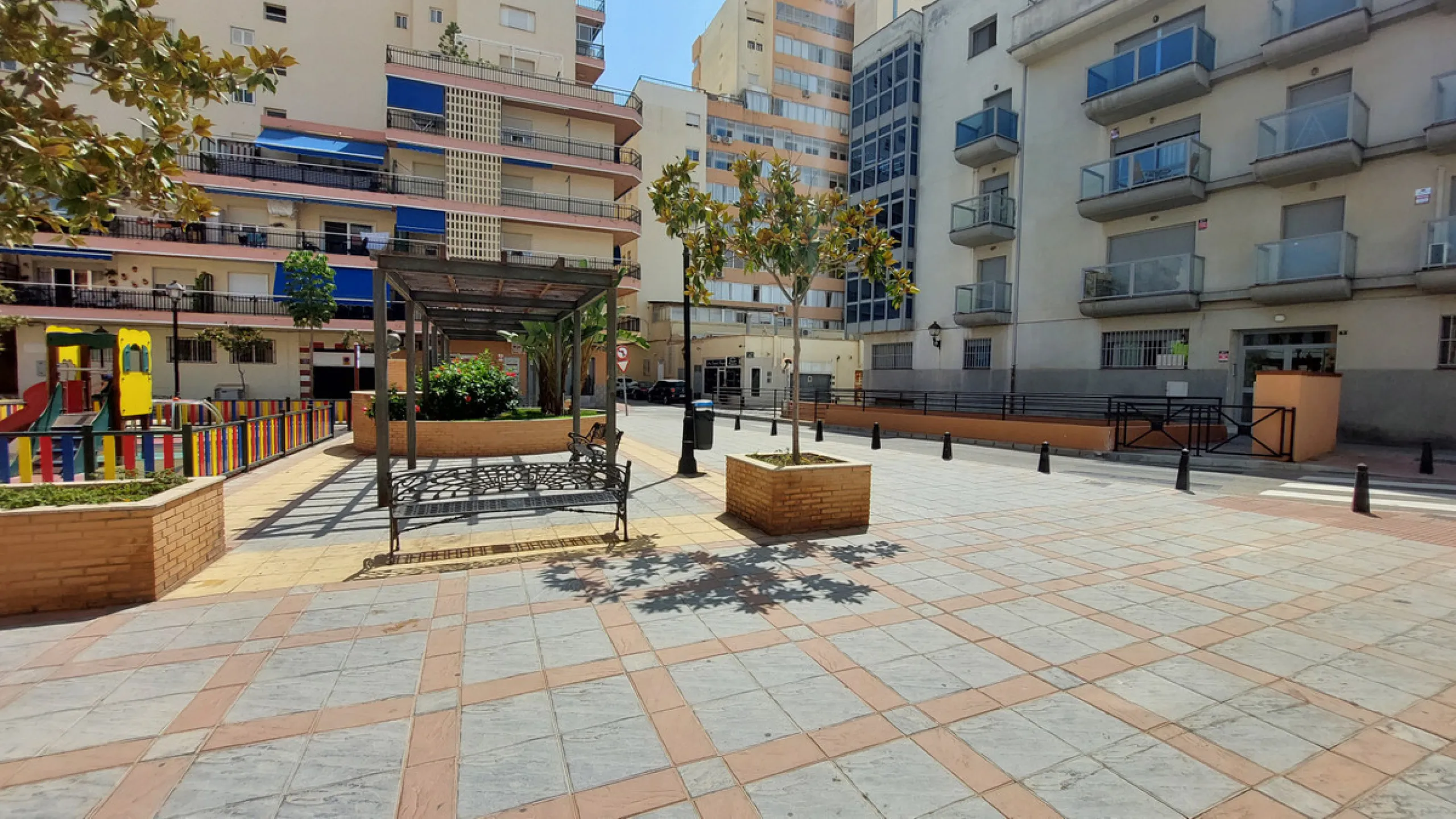 Turnkey building for sale, building licence already obtained, work ends in septiembre 2025. Located in an absolutely privileged area, second line beach in the well known Plaza Picasso. In the centre of Fuengirola next to the beach, ideal for investment. 4