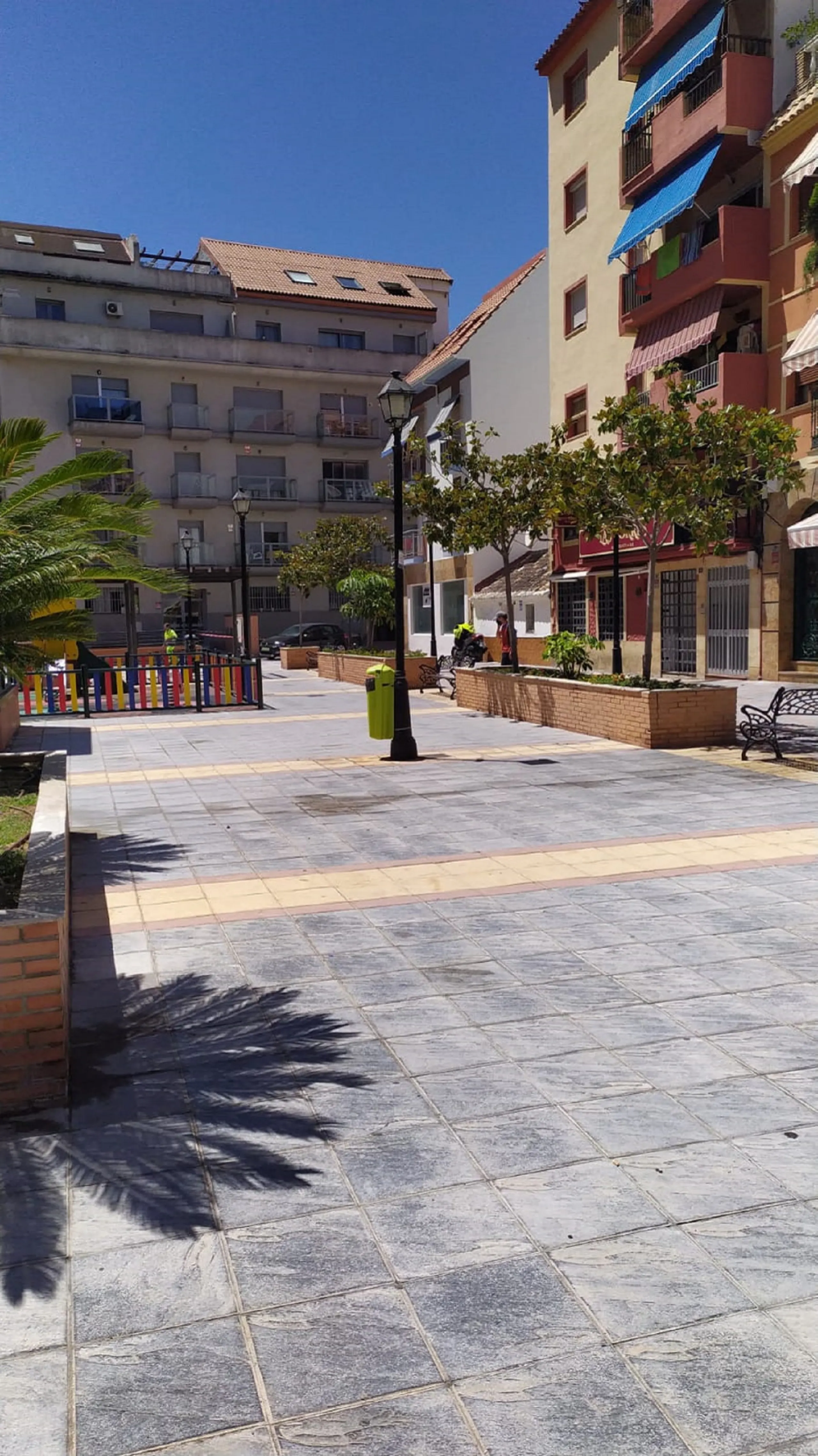 Turnkey building for sale, building licence already obtained, work ends in septiembre 2025. Located in an absolutely privileged area, second line beach in the well known Plaza Picasso. In the centre of Fuengirola next to the beach, ideal for investment. 4