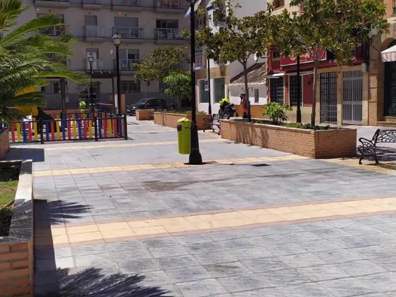 Turnkey building for sale, building licence already obtained, work ends in septiembre 2025. Located in an absolutely privileged area, second line beach in the well known Plaza Picasso. In the centre of Fuengirola next to the beach, ideal for investment. 4