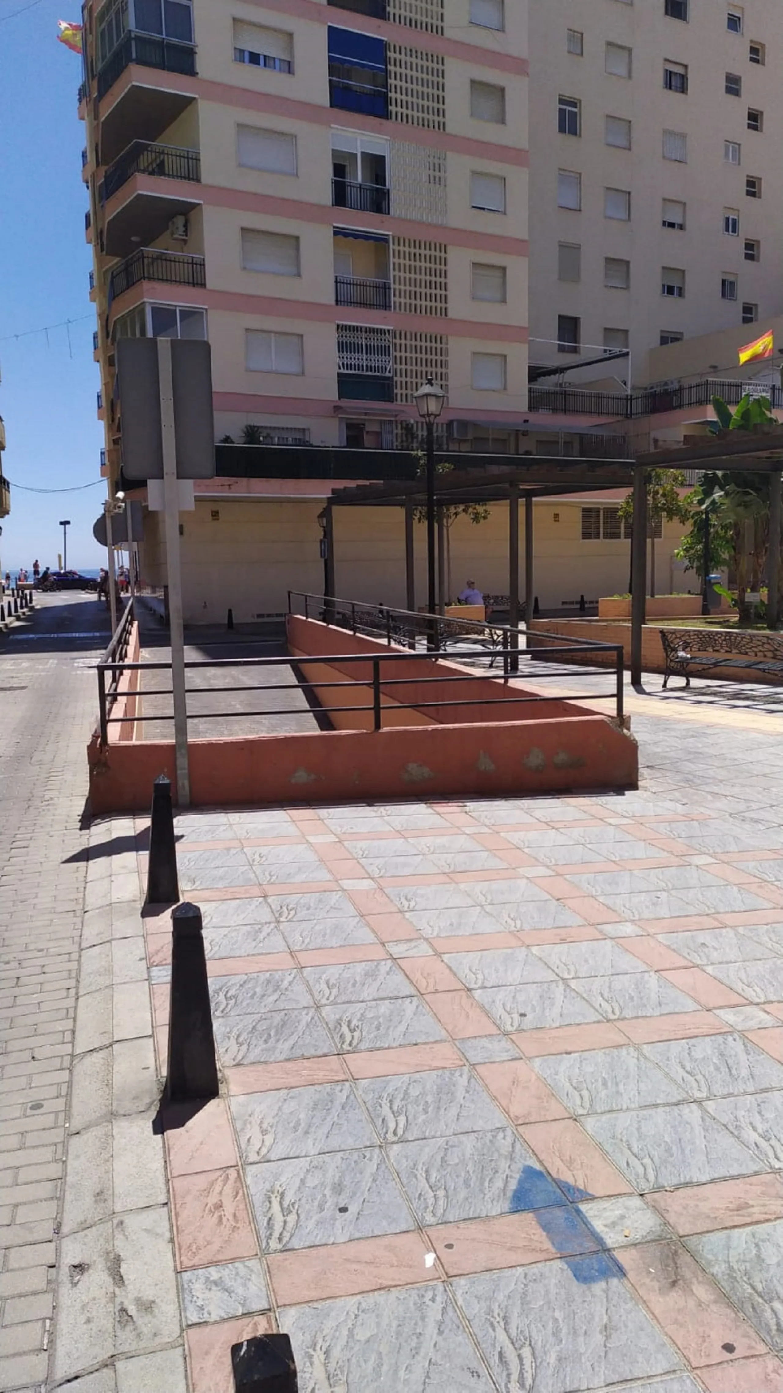 Turnkey building for sale, building licence already obtained, work ends in septiembre 2025. Located in an absolutely privileged area, second line beach in the well known Plaza Picasso. In the centre of Fuengirola next to the beach, ideal for investment. 4