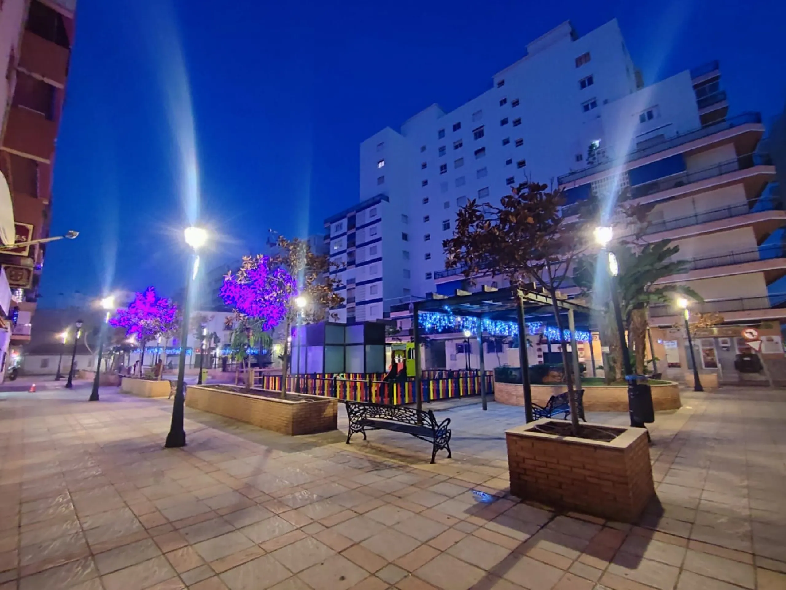 Turnkey building for sale, building licence already obtained, work ends in septiembre 2025. Located in an absolutely privileged area, second line beach in the well known Plaza Picasso. In the centre of Fuengirola next to the beach, ideal for investment. 4